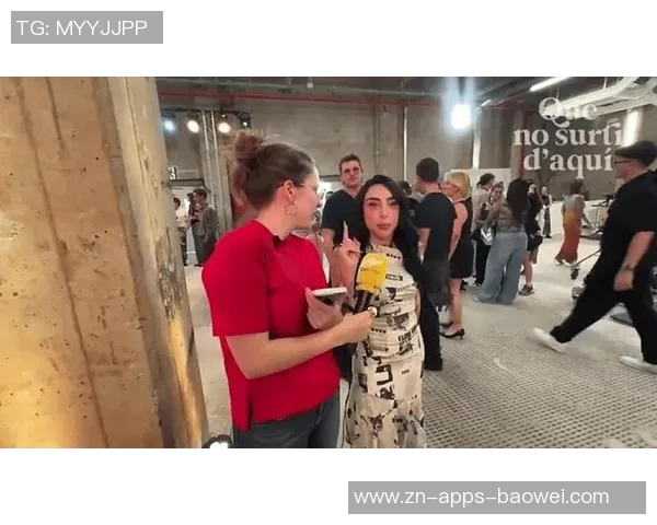 亚马尔与女友甜蜜热吻瞬间曝光眼中只映出彼此的爱意与幸福